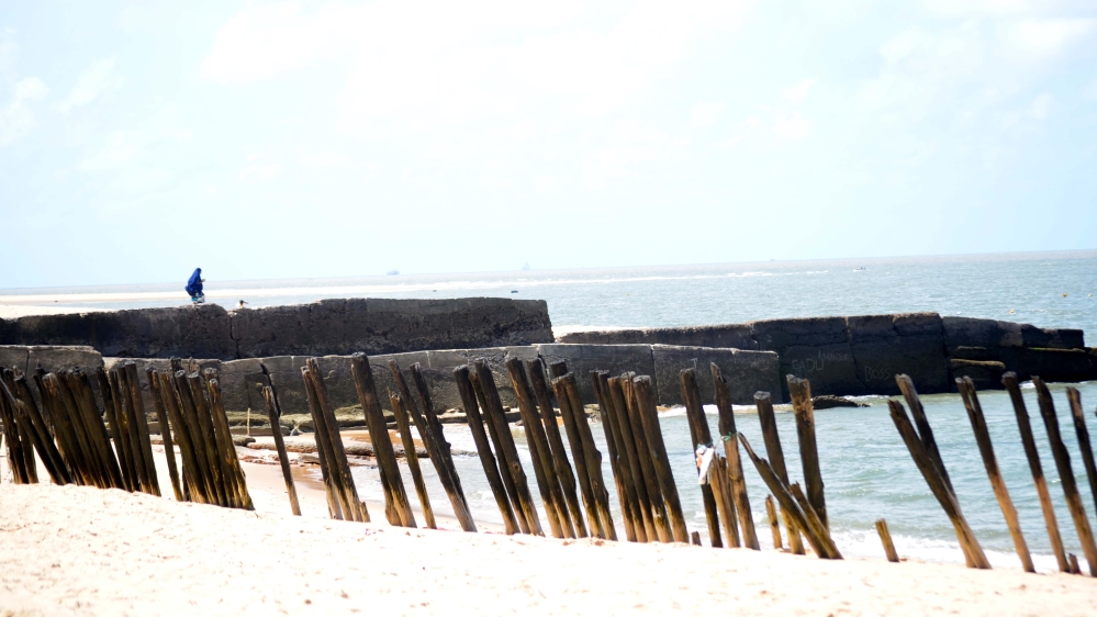 Barricades built to stop strong waves in Beira [Andrew Mambondiyani/Al Jazeera]