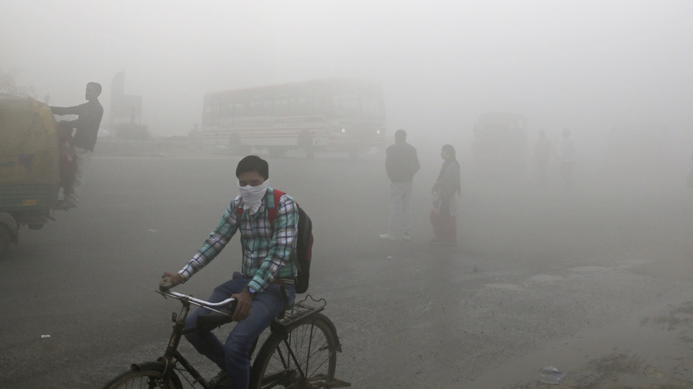 Thick blanket of smog engulfed New Delhi and its adjoining areas on November 7 [Altaf Qadri/Daylife]