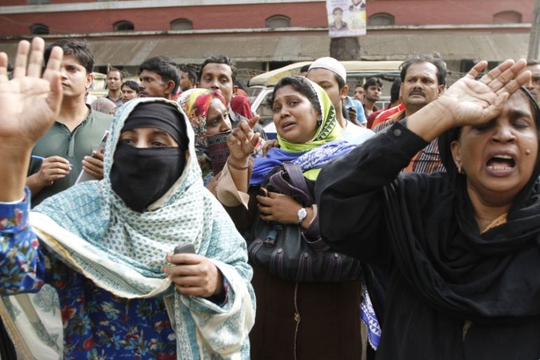 Relatives react as a police van carrying prisoners arrives at the gate of the central jail after the verdict of a 2009 mutiny was announced, in Dhaka