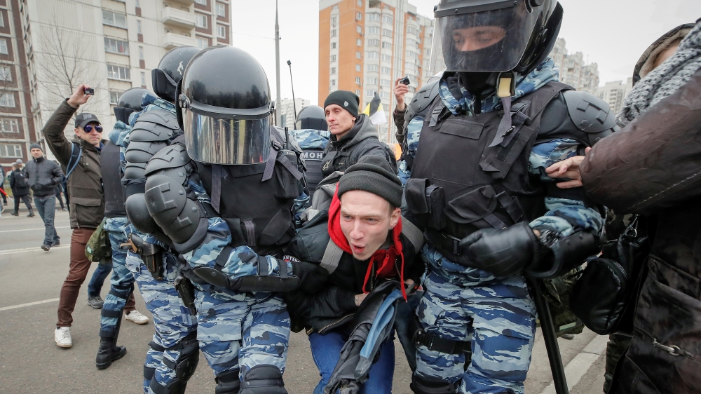 Police officers detain a participant of a Russian nationalist march on National Unity Day in Moscow on November 4, 2017 [Reuters/Maxim Shemetov]