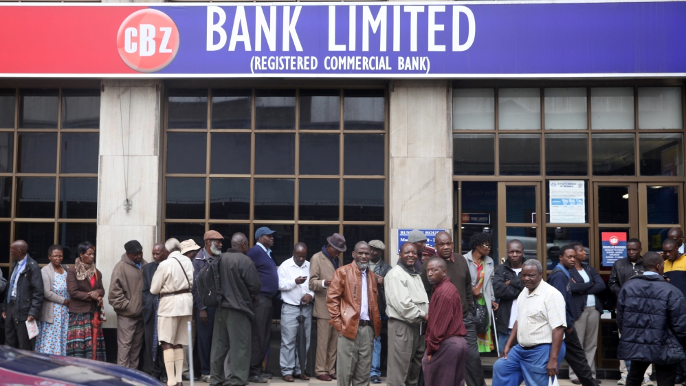 People queue to draw money outside a bank in Harare, Zimbabwe, November 15, 2017 [Philimon Bulawayo/Reuters]