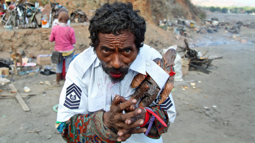 Many scavengers at the rubbish site complain of health ailments such as a severe cough [Ian Lloyd Neubauer/Al Jazeera]
