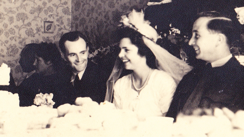 




Harry Leslie Smith married Friede Edelmann in August 1947, when relationships with Germans were still taboo [Courtesy of The Smith family]





Harry Leslie Smith married Friede Edelmann in August 1947, when relationships with Germans were still taboo [Courtesy of The Smith family]
