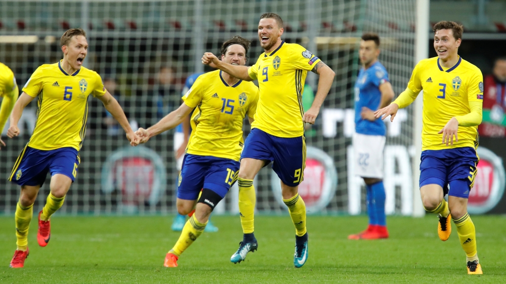 Sweden’s players celebrate after qualifying for the 2018 World Cup [Alessandro Garofalo/Reuters]