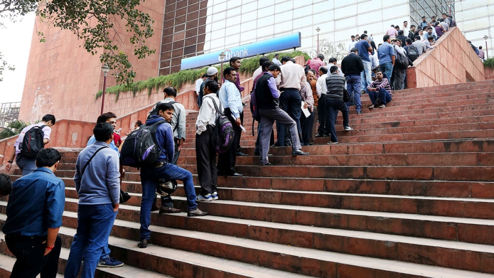 Millions of Indians were forced to stand in long queues to deposit old currency notes [Showkat Shafi/Al Jazeera]