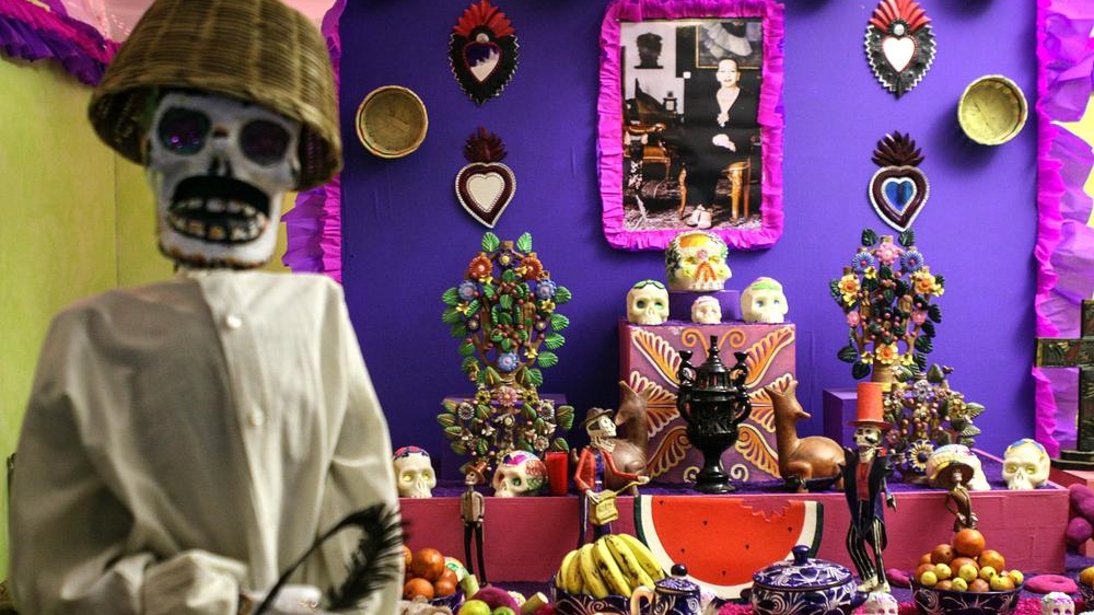 Skulls and altars are seen around the country [Misael Valtierra/Al Jazeera]