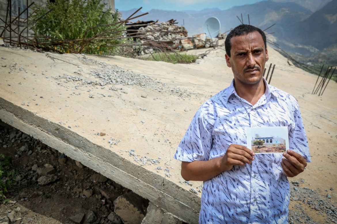 Only a photograph and a lot of rubble is what remains of Omar’s former home in Taizz. “It took me 10 years to build this house, stone by stone, to make sure my children have a roof over their heads,”