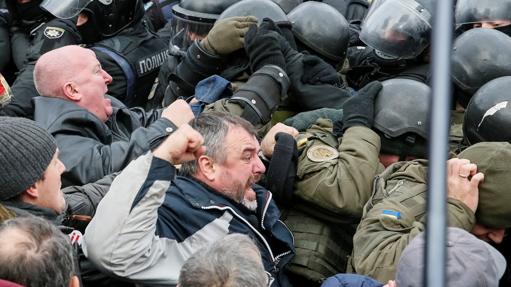 Saakashvili supporters clash with riot police in Kiev [Gleb Garanich/Reuters]