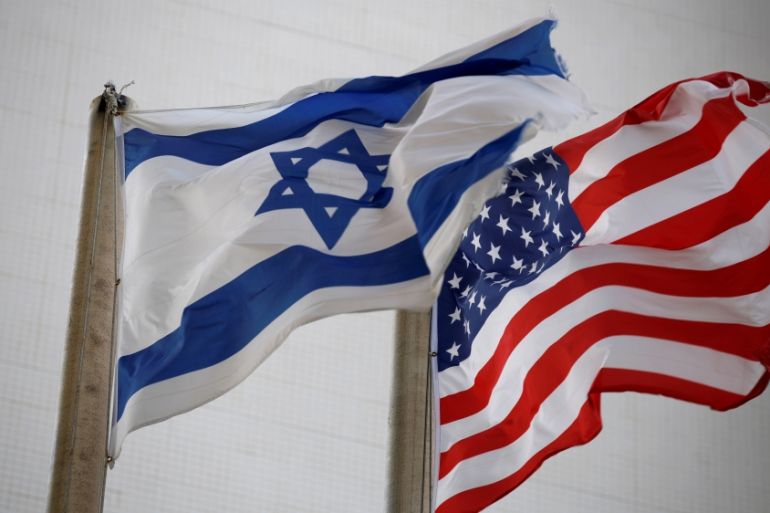 As bandeiras nacionais americana e israelense podem ser vistas do lado de fora da Embaixada dos EUA em Tel Aviv