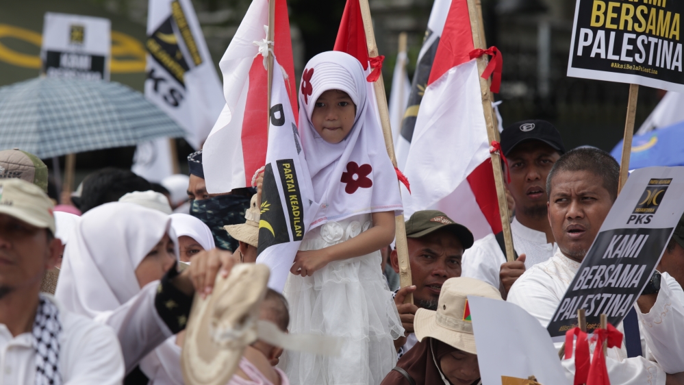 More than 10,000 people have protested in front of the US embassy in Jakarta [Firdaus Wajidi/Anadolu]