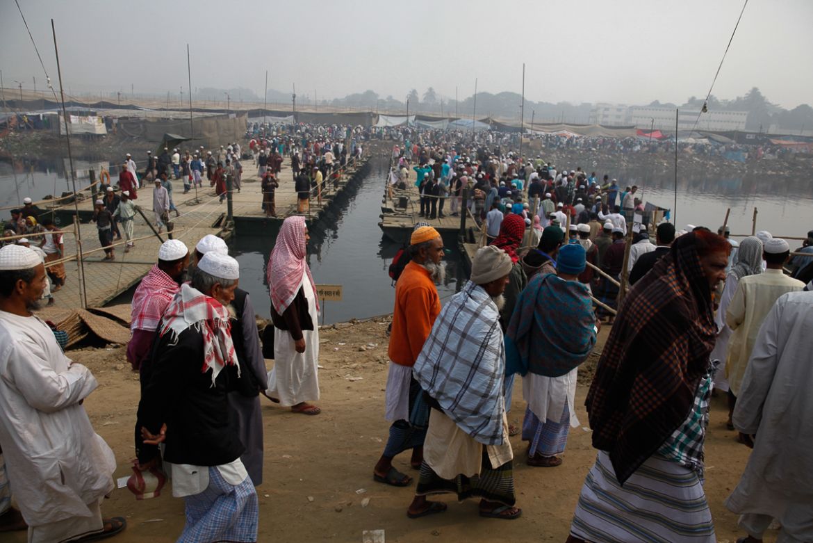 Muslim devotees attending the World Congregation of Muslims, or Biswa Ijtema, crowd a temporary bridge on the banks of the River Turag in Tongi. [Mahmud Hossain Opu/Al Jazeera]