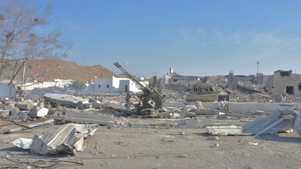A destroyed anti-tank gun is seen outside the traffic management compound in Mukalla's Joul Masha district [Rashed Bn Shbraq/Al Jazeera]