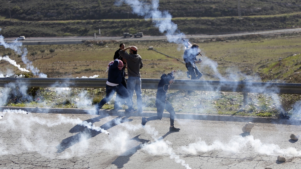 Palestinian demonstrators clash with Israeli troops in Ramallah on Saturday [AP] 