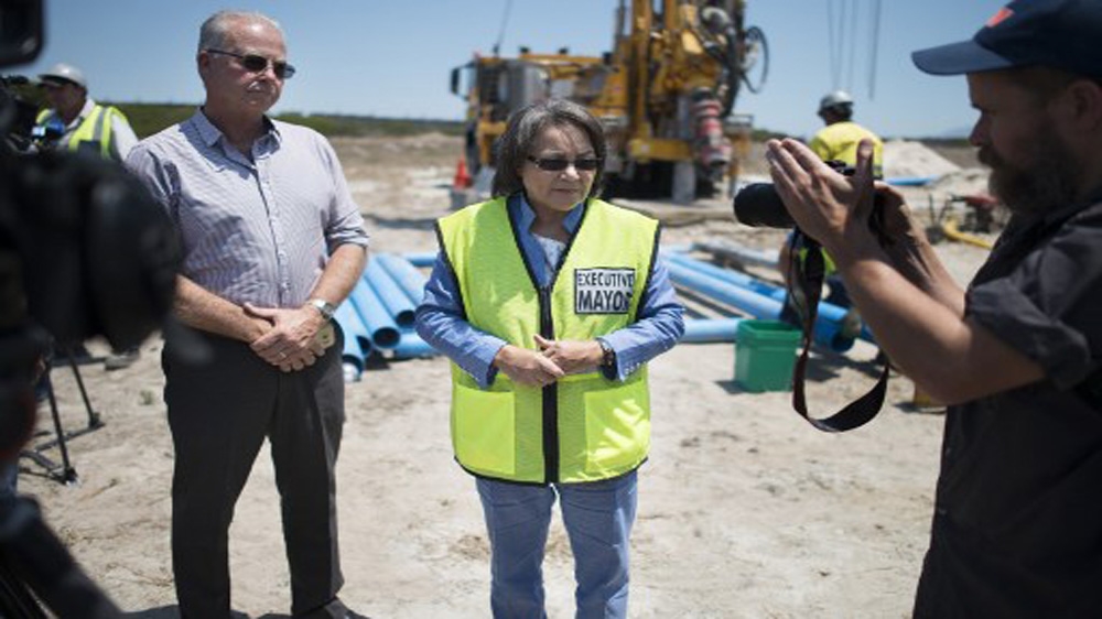 Patricia de Lille (R) imposed level six water restrictions on Cape Town on January 1 [Rodger Bosch/AFP]