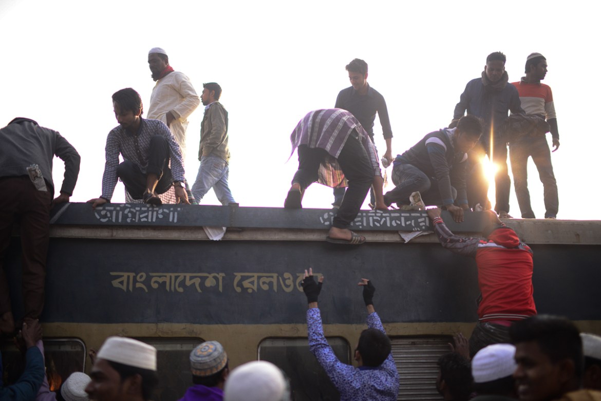 Devotees catching the train to go to the last prayer at Bishwa Ijtema. [Mahmud Hossain Opu/Al Jazeera]