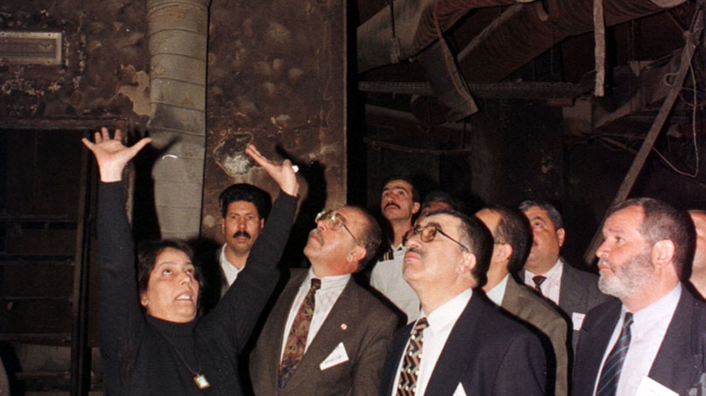 An Iraqi woman who lost eight of her children during the bombing of al-Amiriyya shelter in 1991 explains to visiting members of an Arab union who attended a conference in solidarity with Iraq in February 1999 [Reuters]
