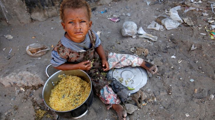 A girl displaced by the war in the northwestern areas of Yemen eats outside her family''s makeshift hut on a street in the Red Sea port city of Hodeida, Yemen December 25, 2017. REUTERS/Abduljabbar Z
