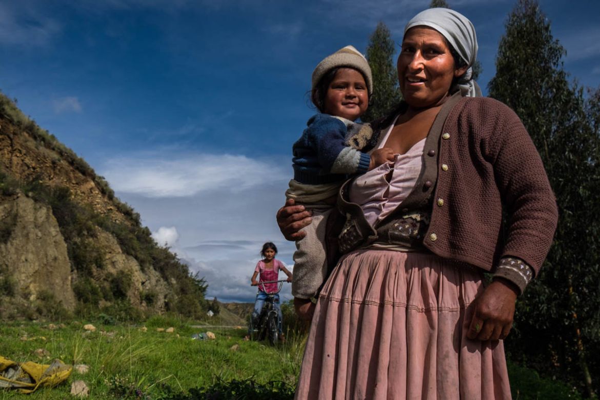 The marvelous Arminda Cossío with her youngest son and eldest daughter in Ch’akamayu (1-2-2018). Bolivian Quechua women are in a process of adapting to the inevitable climatological changes of which t