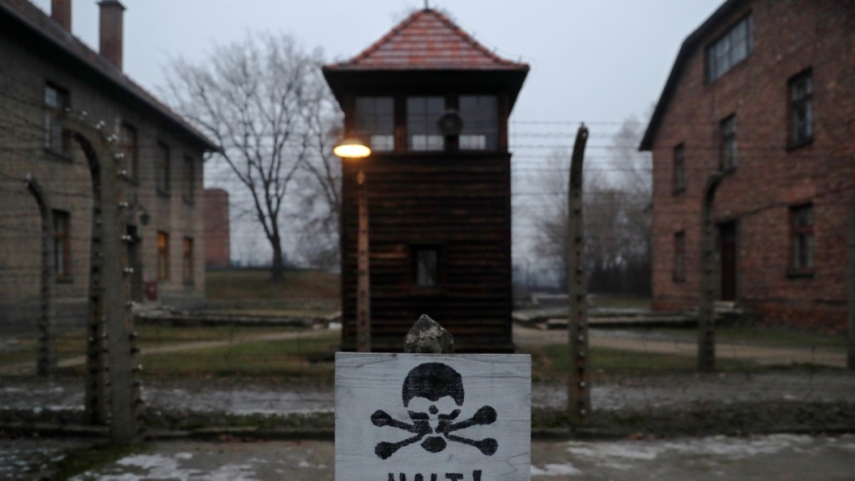 S odkazem na ruskou paranoidní válku na Ukrajině u památníku v táboře smrti |  Zprávy o světových válkách