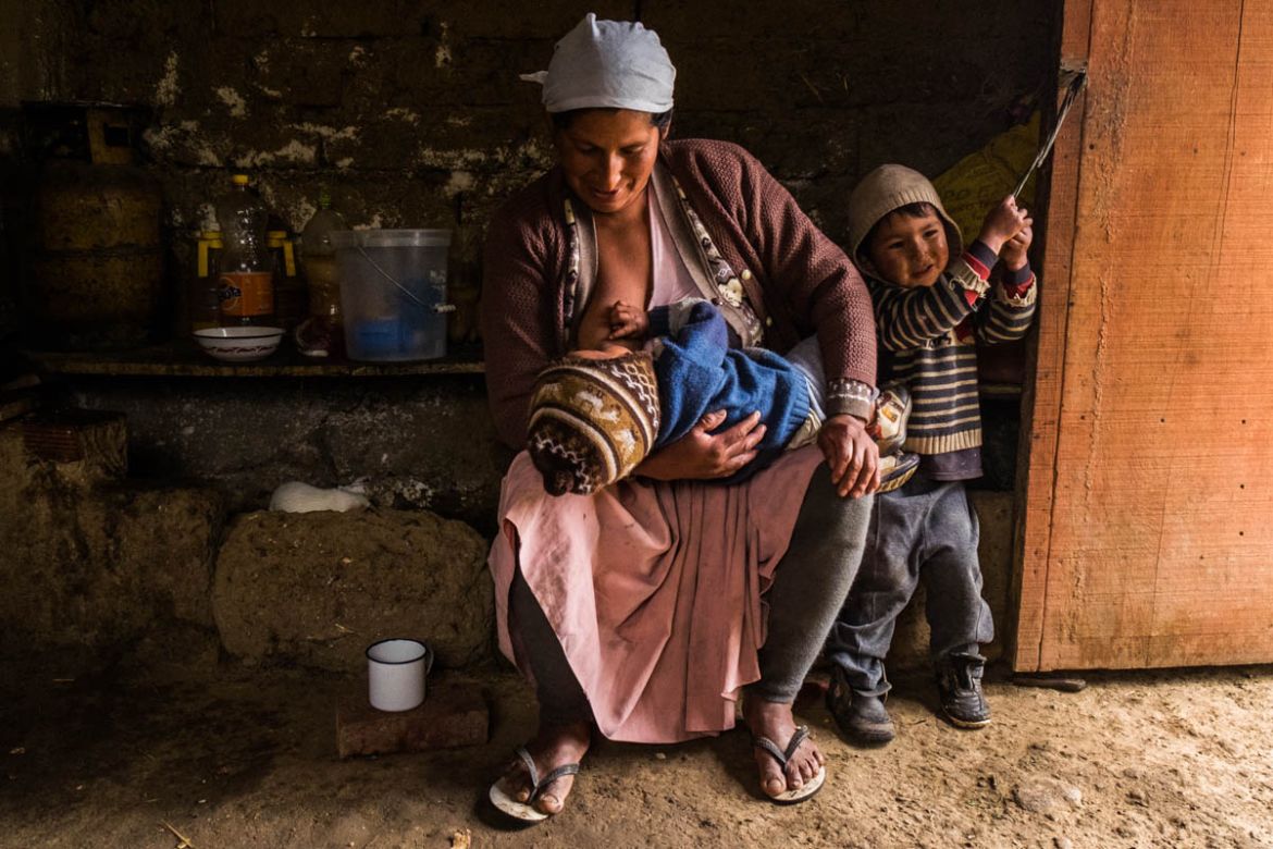 Arminda Cossío takes care of her four kinds while her husband is growing coca in the Chapare region (1-2-2018). Women are responsible for the upbringing of their children. Now incomes have decreased