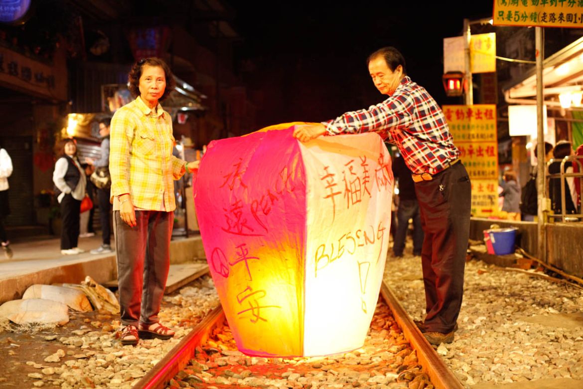 Born in 1949 and spending his whole life in Ping Xi, a poor coal mining village in the past, Guo He Lin says “A person should keep his faith.” He insists on making traditional flat-roofed sky lanterns