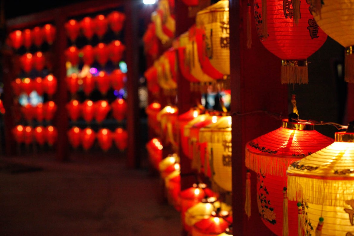 “Fortune and honor comes with blooming flowers” are written on bucket-sized lanterns hanging on walls. Traditional lanterns are commonly seen in special zones for temples and shrines that participate