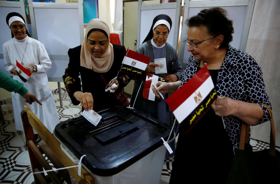 Egyptians cast their votes at a polling station during the presidential election in Cairo, Egypt, March 26, 2018. REUTERS/Amr Abdallah Dalsh TPX IMAGES OF THE DAY