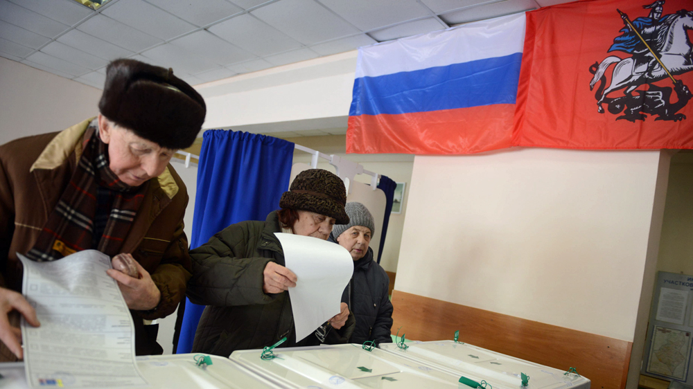 Voters cast ballots in Babushkinskaya district of Moscow on Sunday [Sergey Kozmin/Al Jazeera]