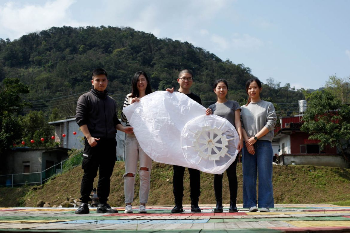 After one and a half years of and trials and studies, a group of creative lantern enthusiasts going by the name “Bank of Culture” prepare to conduct and experiment, flying their sky lanterns made enti