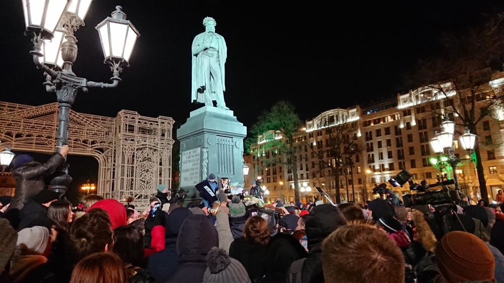 A crowd gathered on March 27 in Pushkinskaya Square in central Moscow to demonstrate and commemorate the victims of a shopping mall fire in Kemerovo, Russia [Mariya Petkova/Al Jazeera]