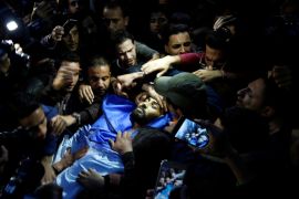 People carry the body of Palestinian journalist Ahmed Abu Hussein, 24, at a hospital in the northern Gaza Strip, April 25, 2018. [Mohammed Salem/Reuters]