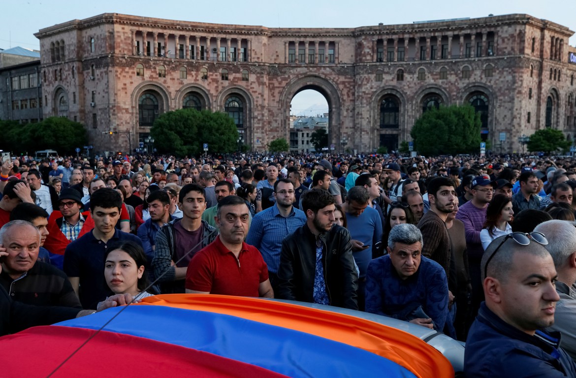 Supporters of Armenian opposition leader Nikol Pashinyan attend a rally against the ruling elite in Yerevan, Armenia April 26, 2018. REUTERS/Gleb Garanich TPX IMAGES OF THE DAY