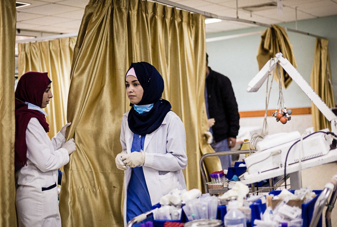 Over the last weeks, doctors and nurses have been working under pressure to respond to the influx of wounded. Human resource are limited. [Alyona Synenko/ICRC]