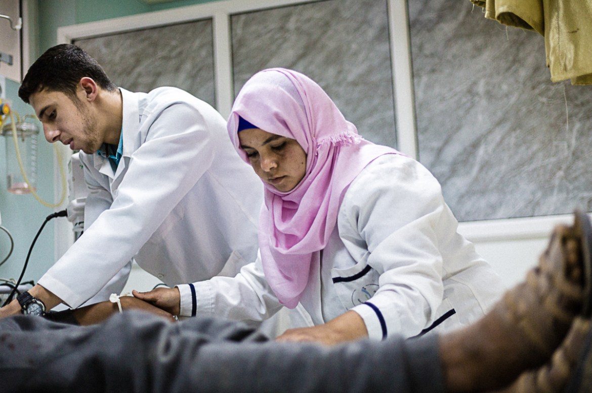 Medical school graduates volunteer in hospitals. [Alyona Synenko/ICRC]