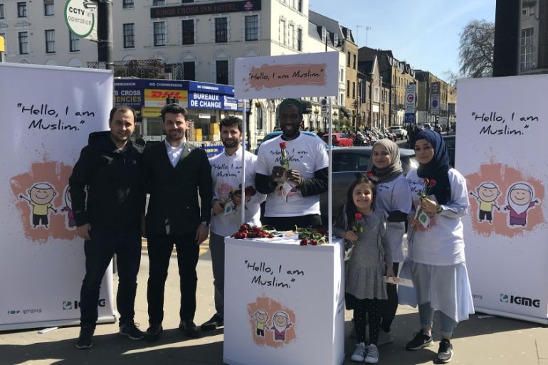 UK: Young Muslims promote peace with roses
