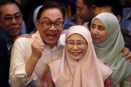 Malaysian politician Anwar Ibrahim poses with his wife and daughter during a news conference in Kuala Lumpur