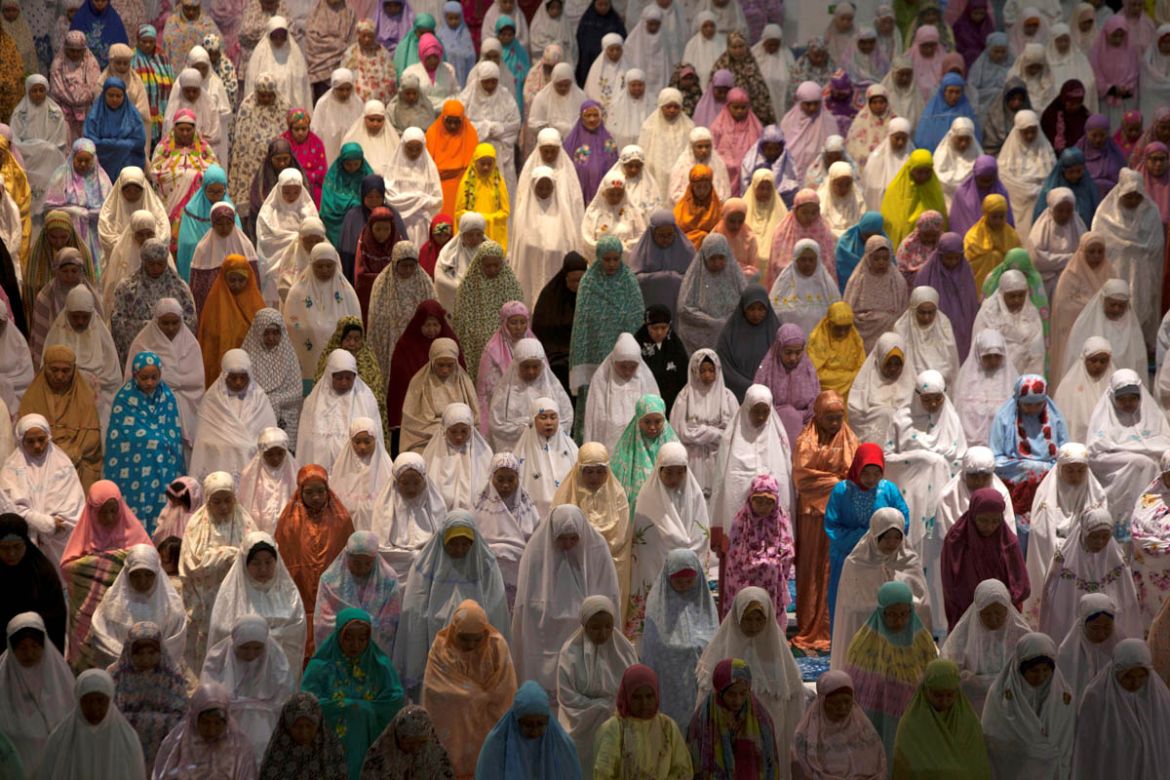 Muslim women attend prayers at the first day of the holy fasting month of Ramadan at Al-Akbar Mosque, Surabaya, East Java, Indonesia, May 16, 2018. REUTERS/Sigit Pamungkas
