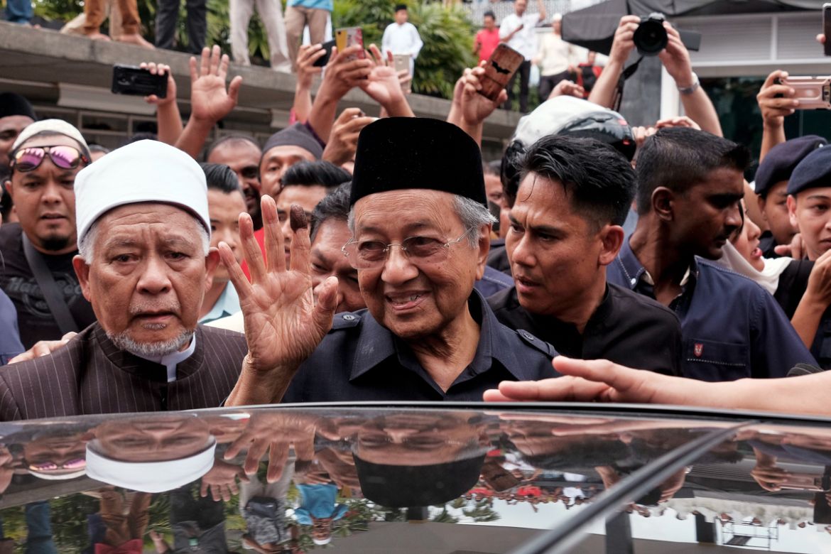 Malaysian Prime Minister Mahathir Mohamad, center, waves to crowds leaving National Mosque after performing Friday prayers in Kuala Lumpur, Malaysia, Friday, May 11, 2018. Malaysia''s new Prime Ministe