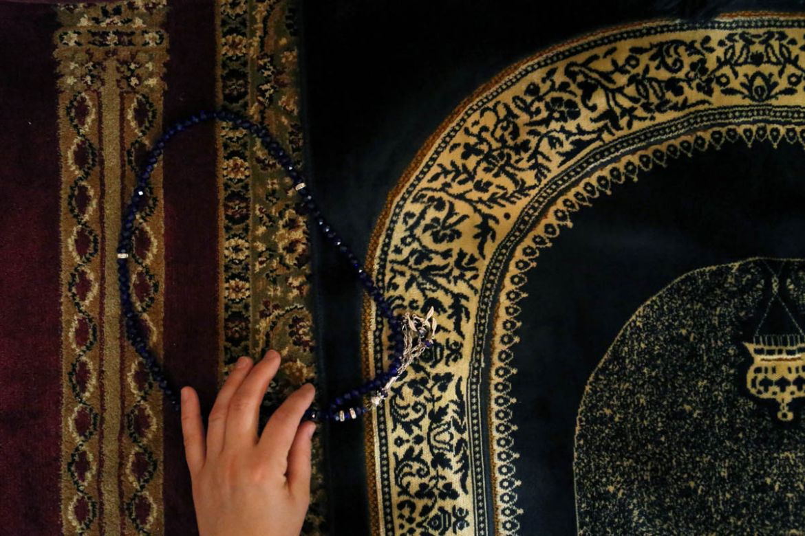 A Muslim woman touches prayer beads during Tarawih prayers at Eyup Sultan Cultural Center on the first day of Ramadan in Brooklyn, New York, U.S., May 16, 2018. REUTERS/Gabriela Bhaskar
