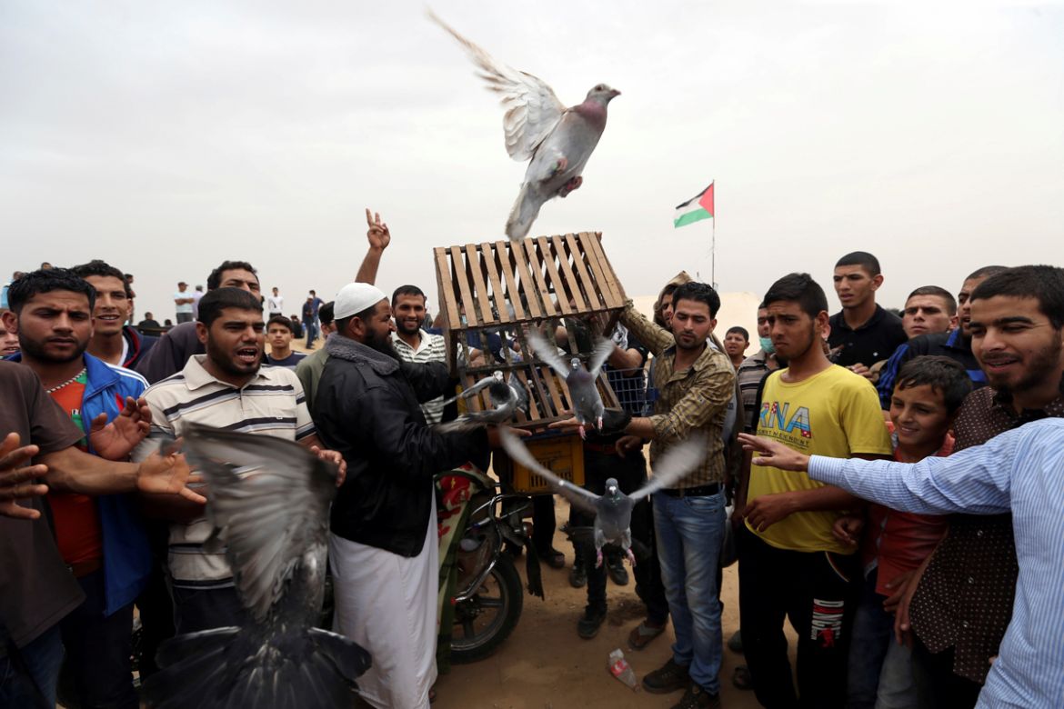 Palestinians release pigeons during a protest demanding the right to return to their homeland, at the Israel-Gaza border in the southern Gaza Strip, May 4, 2018. REUTERS/Ibraheem Abu Mustafa TPX IMAGE