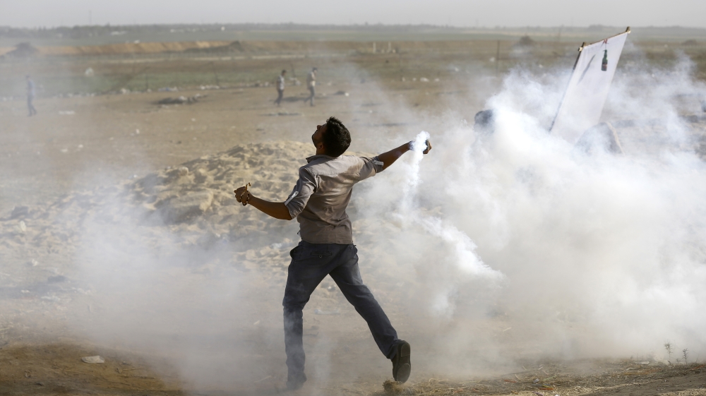 Hundreds of protesters continued to rally on the Gaza-Israel border on Friday [Mohammed Abed/ AFP] 