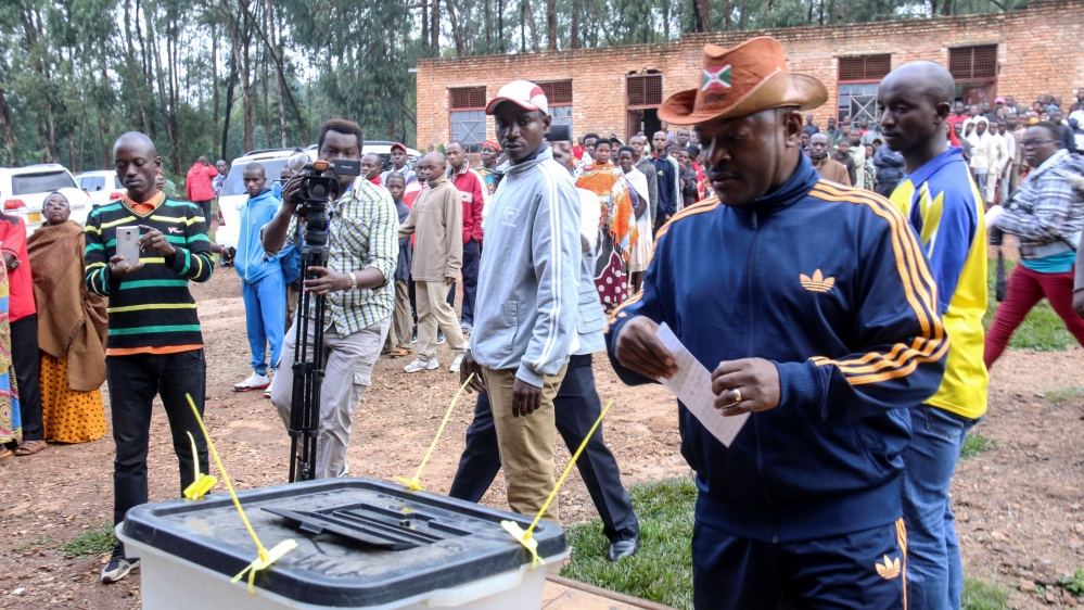 A yes vote could extend Pierre Nkurunziza's (right) rule until 2034  [Evrard Ngendakumana/Reuters]