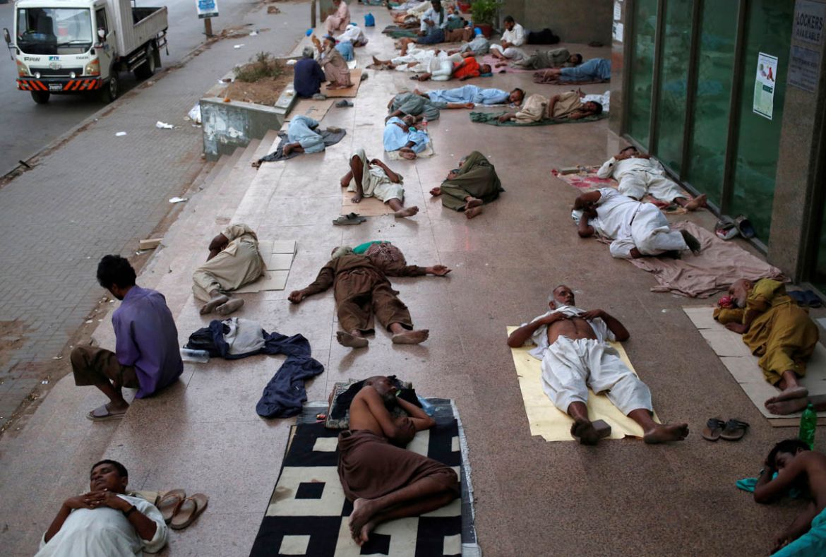Residents sleep on a building pavement, to escape heat and frequent power outage in their residence area Karachi, Pakistan May 22, 2018. REUTERS/Akhtar Soomro TPX IMAGES OF THE DAY