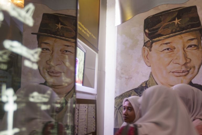 Indonesian women look at exhibits at the Suharto museum in Yogyakarta, March 29, 2014. [Dwi Oblo/Reuters]