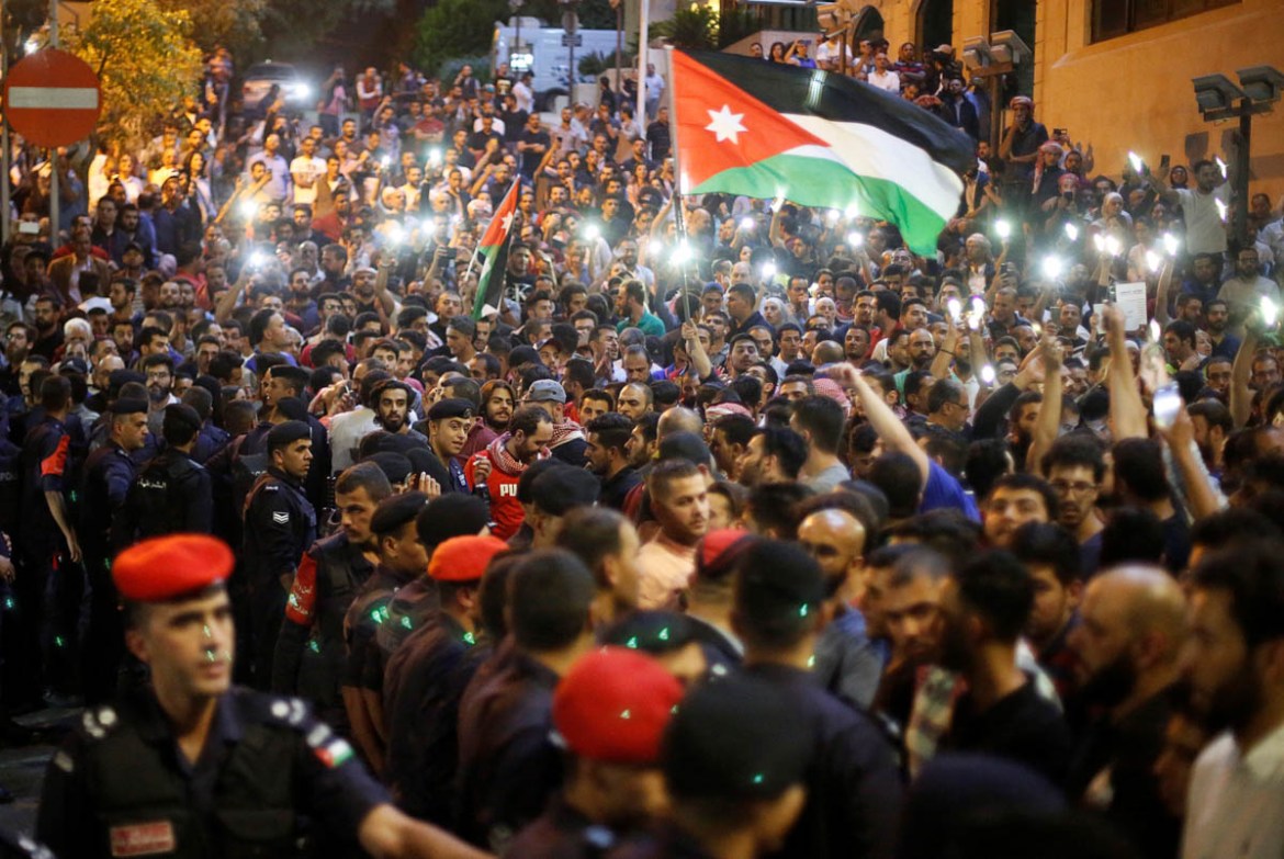 Protesters chant slogans near Jordan Prime Minister''s office during a protest in Amman, Jordan June 5, 2018. REUTERS/Muhammad Hamed