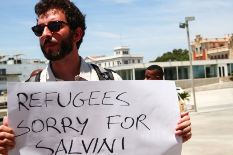 Spanish civil society welcomes refugees.