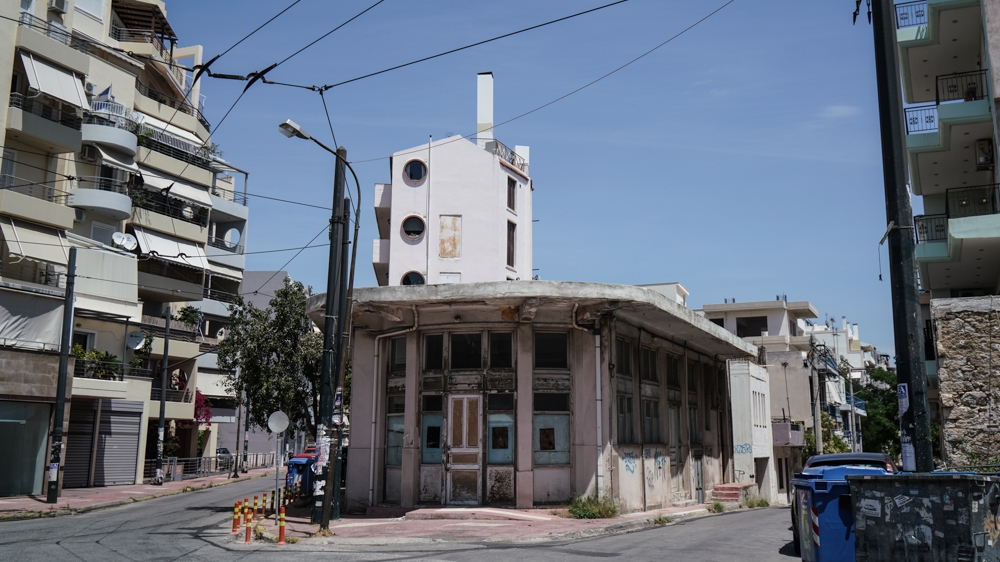 Many small businesses in Drapetsona have shuttered during Greece's economic crisis [Nick Paleologos/SOOC/Al Jazeera]