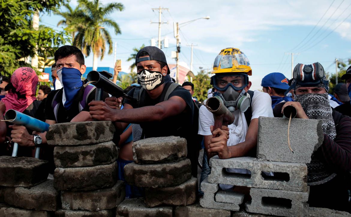 Demonstrators stand behind a barricade during clashes with riot police during a protest against Nicaragua''s President Daniel Ortega''s government in Managua, Nicaragua May 30, 2018. REUTERS/Oswaldo Riv