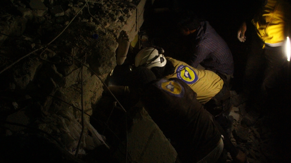 Civil defence crews work to rescue a person following the air strikes in Zardana [Anadolu]
