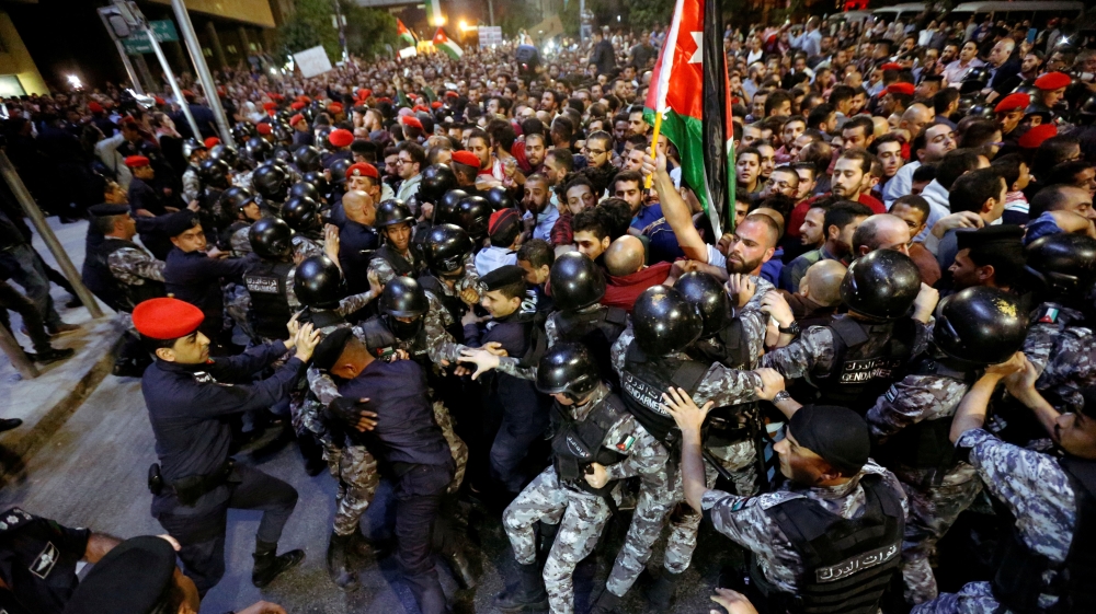 Policemen clash with protesters near the Jordanian Prime Minister's office in Amman, Jordan [Muhammad Hamed/Reuters] 